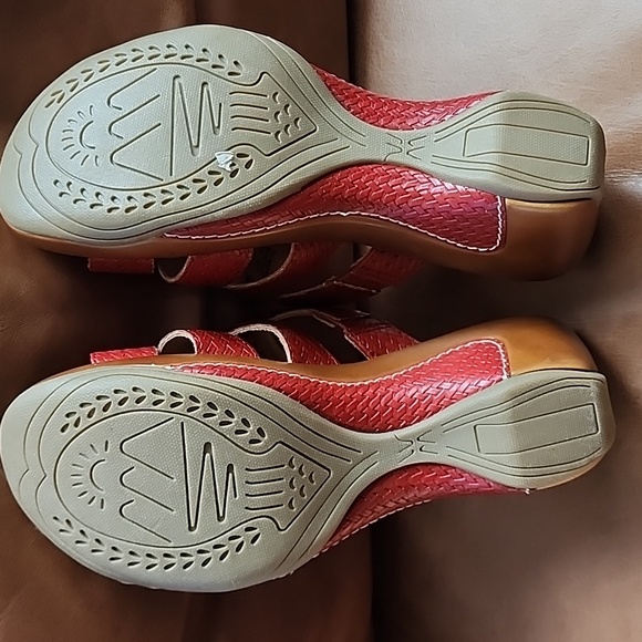 White Mountain Red Woven Mules - Picture 5 of 7